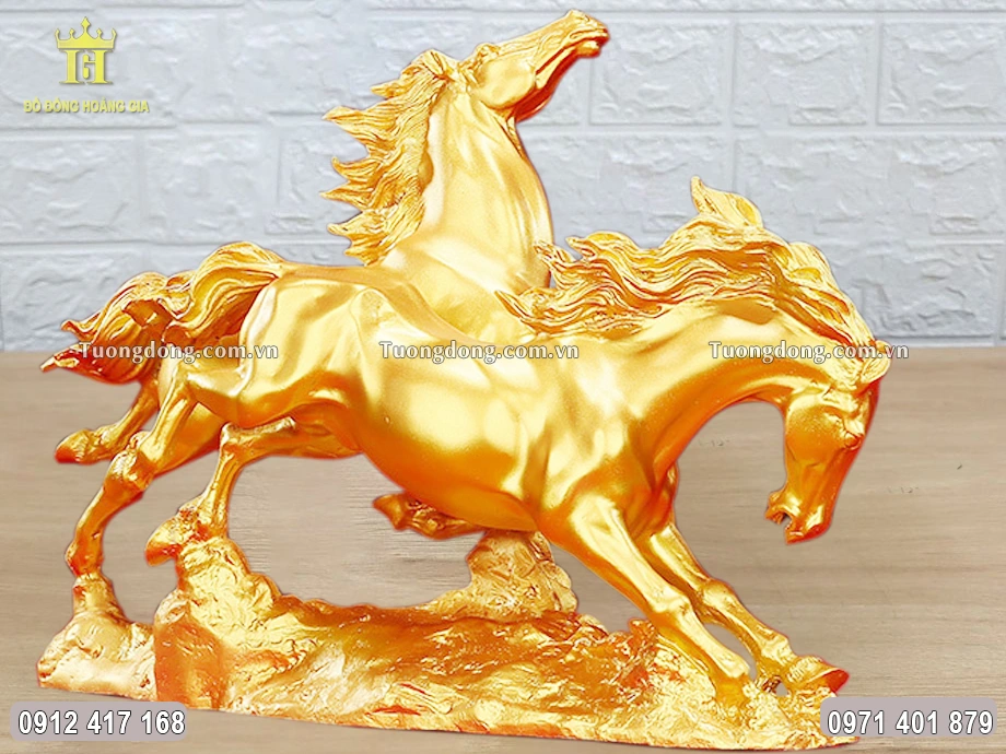 Toàn bộ bề mặt bức tượng được mạ vàng 24K sang trọng